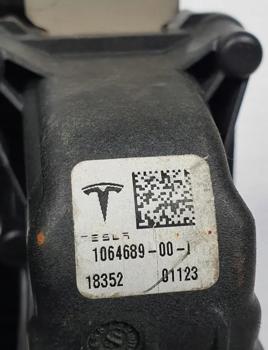 Fusible pirotécnico Tesla OEM 1064689-00-J - Usado image 3