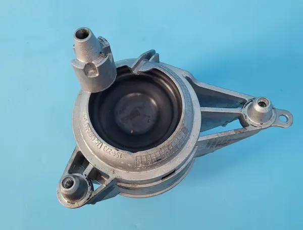Mercedes Moottorin Kiinnike OEM A2062400201 Vasen Sivu image 2