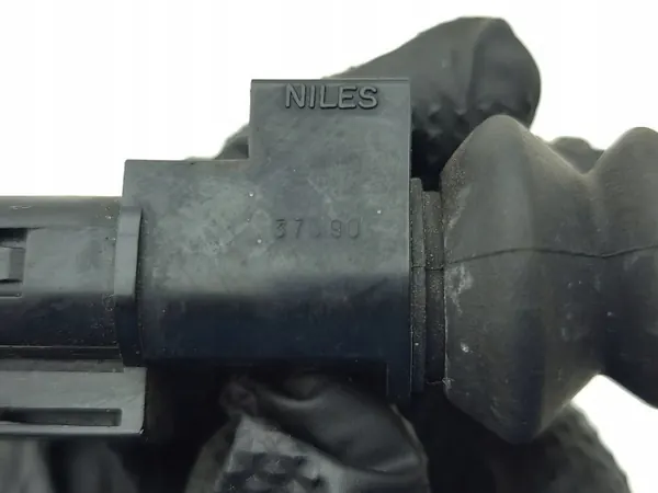 Interruptor do capô Nissan 350Z 2004 OEM AMD225801 image 9