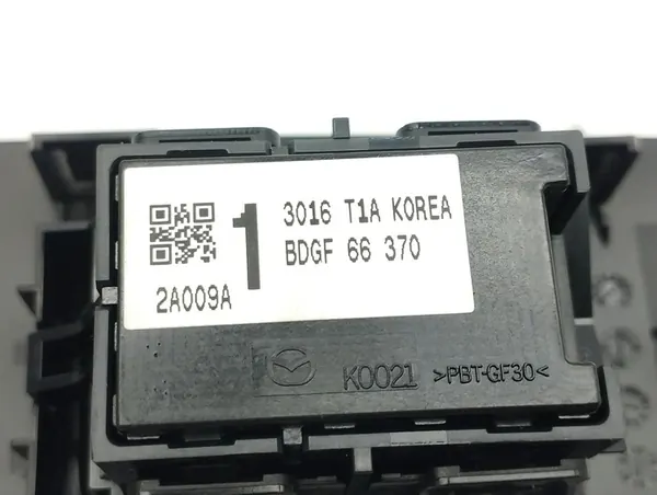 Mazda CX-30 2023 Linker Voorraam Knoppen OEM BDGF66370 image 5
