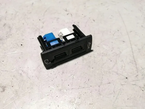 USB-poort OEM A4478200902 voor Mercedes-Benz Vito image 2