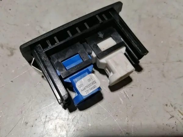 USB-poort OEM A4478200902 voor Mercedes-Benz Vito image 3