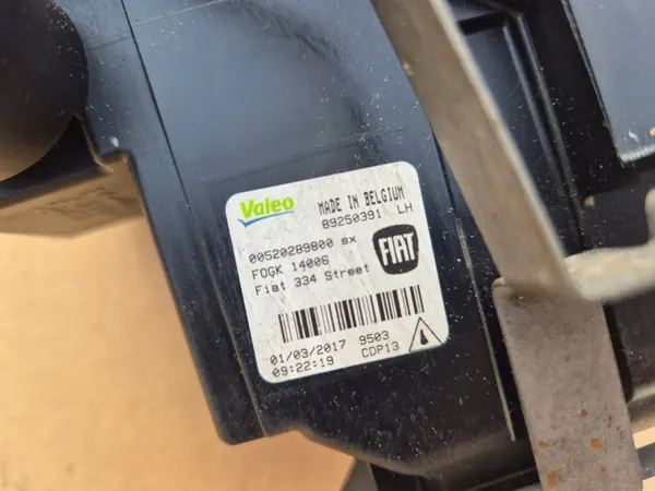 Fiat 500X Vasen Halogeenivalaisin Kehys OEM 0520289800 image 4