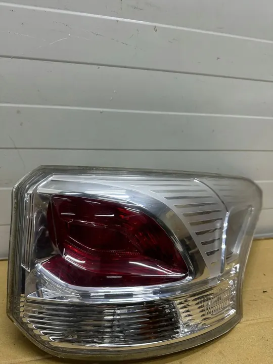 Luz trasera Mitsubishi Outlander III 8330A788 image 3