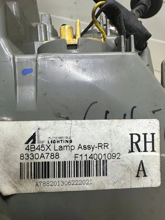 Luz trasera Mitsubishi Outlander III 8330A788 image 6