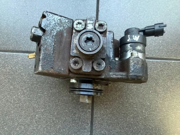 Bomba de inyección Opel OE 0445010122 usada image 3