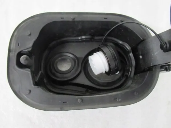 Renault Kadjar bränsleklaff OEM 781204304R image 9