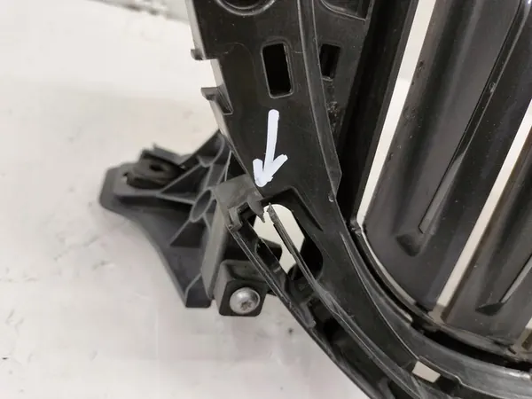 BMW 5 G30 G31 Grill OEM 7497279 image 4