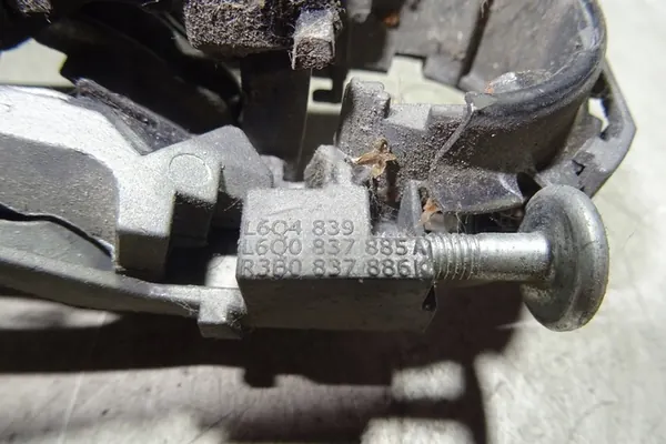 Vasen etuoven kahva VW PASSAT B5 3B0837886K image 4