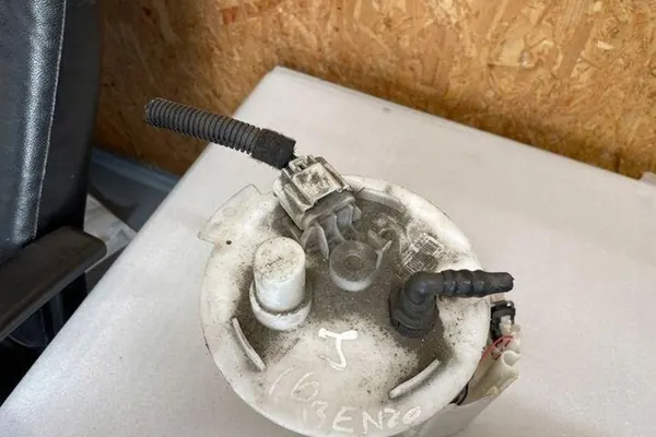 Polttoainepumppu OPEL ASTRA J GTC 1.6L bensiini 13577230 image 2