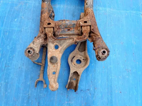 Suzuki Grand Vitara II achterbalk met armen OEM image 3