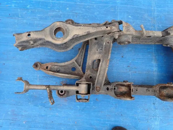 Suzuki Grand Vitara II achterbalk met armen OEM image 6