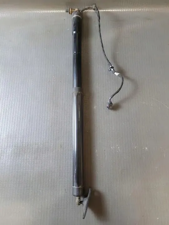 Oikea tavaratilan luukun toimilaite VW TOUAREG 3.0L diesel 2011 image 3