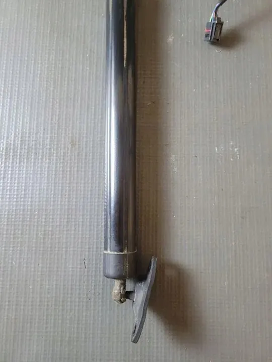 Oikea tavaratilan luukun toimilaite VW TOUAREG 3.0L diesel 2011 image 4