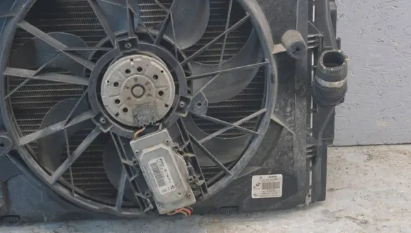 Ventilador BMW OEM JKM23603 para Motor 2.0D - Usado image 5