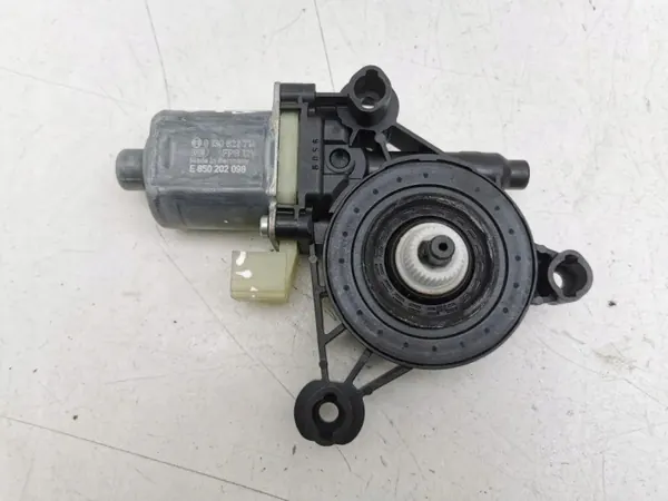 Moteur de vitre avant gauche VW 5Q0959802A image 6
