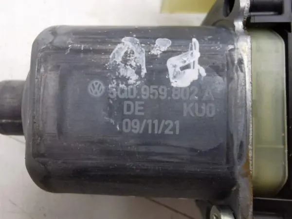 Moteur de vitre avant gauche VW 5Q0959802A image 7