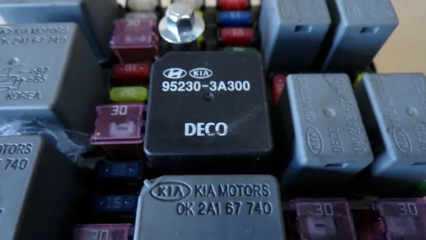 KIA CARENS II zekeringkast OEM - Gebruikte staat image 8
