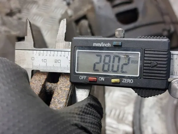 Framhjulsbromsskivor + Belägg + Bromsok OEM Audi A6 C6 image 4
