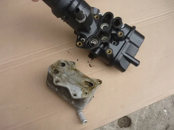 Oljefilterhus med kylare 2.0 FSI 150HK VAICO image 10