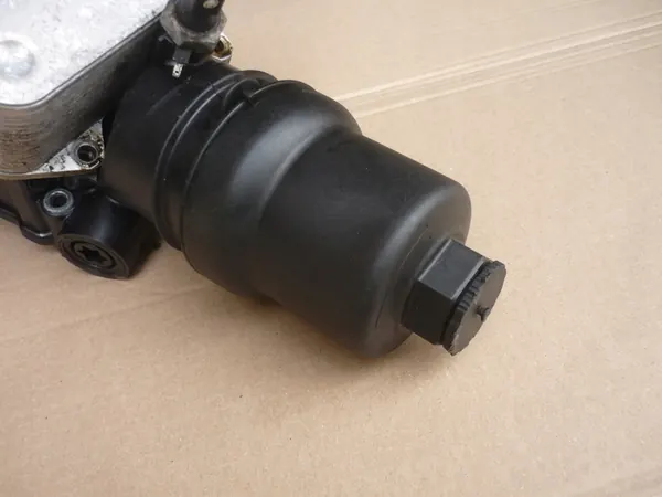 Oljefilterhus med kylare 2.0 FSI 150HK VAICO image 2