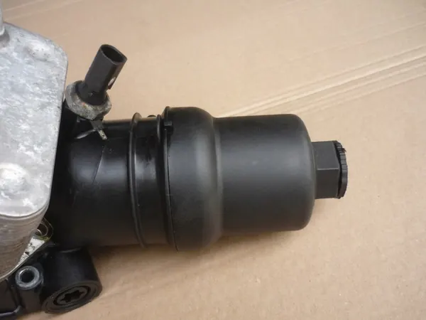 Oljefilterhus med kylare 2.0 FSI 150HK VAICO image 3