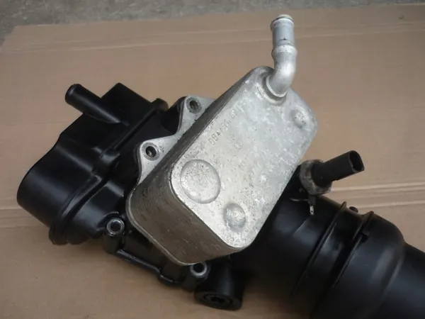 Oljefilterhus med kylare 2.0 FSI 150HK VAICO image 4