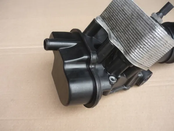 Oljefilterhus med kylare 2.0 FSI 150HK VAICO image 5