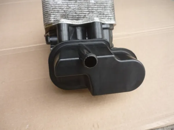 Oljefilterhus med kylare 2.0 FSI 150HK VAICO image 6