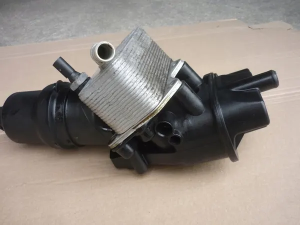 Oljefilterhus med kylare 2.0 FSI 150HK VAICO image 9