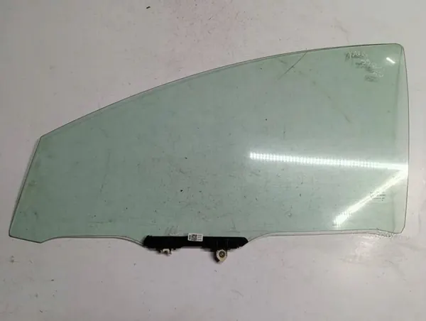 Toyota Yaris IV Frontlinke Türscheibe OEM 681020D060S3 image 2