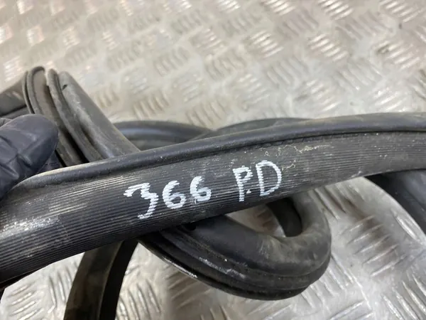 Vedação da porta dianteira Jeep Grand Cherokee 2022 OEM FOB54266 image 4