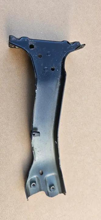 Etuoikea lokasuoja-kiinnike OEM 8Y0821132 Audi A3 8Y image 3