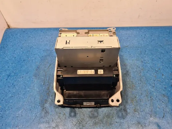 Toyota Avensis T25 Lift Radio OEM 86120-05130 image 10