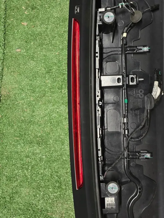 Spoiler de hayon OEM 9Y0827937.4 pour Porsche Cayenne image 5