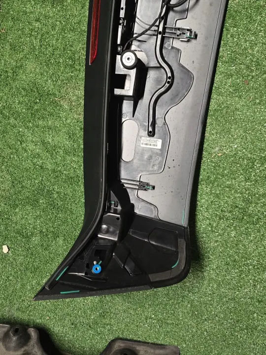 Spoiler de hayon OEM 9Y0827937.4 pour Porsche Cayenne image 8