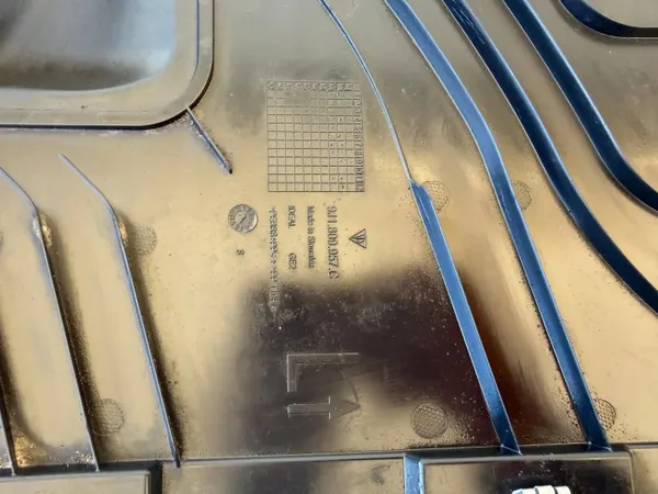 Porsche Taycan Linker spatbordbeschermer OEM 9J1809957 Gebruikt image 3