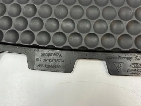 Porsche 982 GT4 Spyder Frontstoßstangenschutz OEM 982807587A image 8