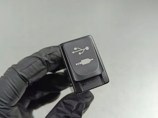 Prise USB Toyota GT86 OEM 86257CA000 image 2