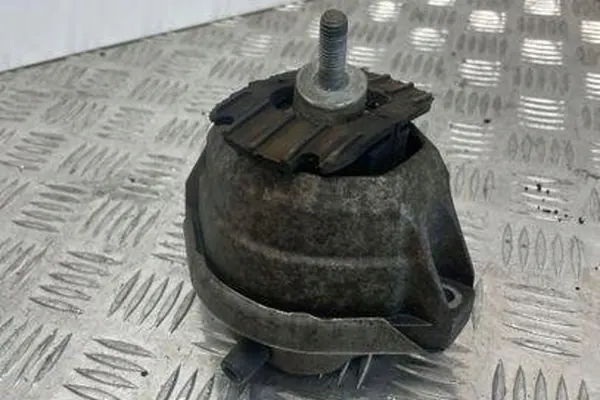 Soporte de motor BMW 5 TOURING (E61) 2.0L Diesel image 2