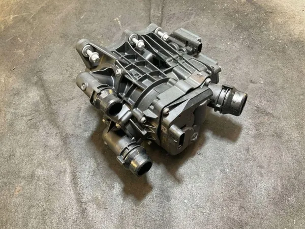 BMW termostaatin kotelo OEM 1153 2.0L 2020 image 2