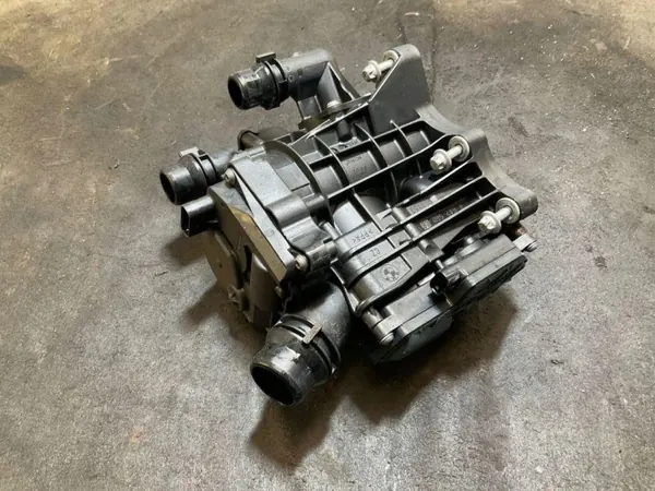 BMW termostaatin kotelo OEM 1153 2.0L 2020 image 4