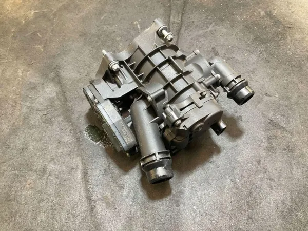 BMW termostaatin kotelo OEM 1153 2.0L 2020 image 5