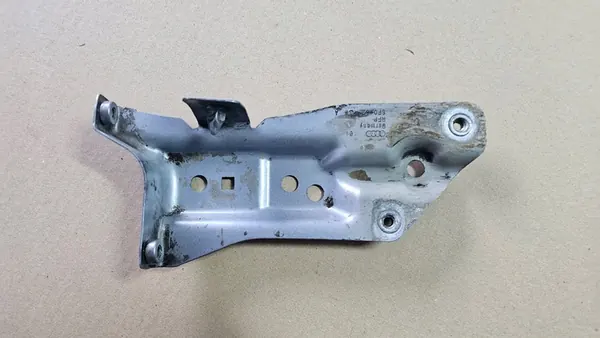 Soporte de guardabarros derecho AUDI A3 8P 8P0821136A image 2