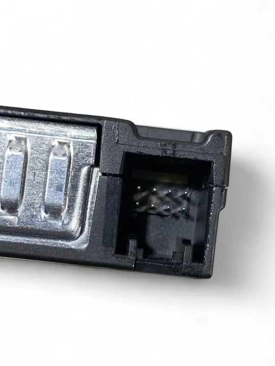 Enchufe USB AUX Audi OEM 8W0035708 - Usado image 6