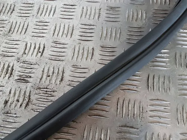 Junta maletero Kia Niro OEM RUM37338 - Usado image 3