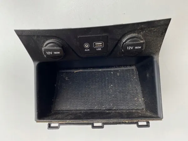 OEM 84631-d7500 Tupakansytytin AUX USB-lokero image 2