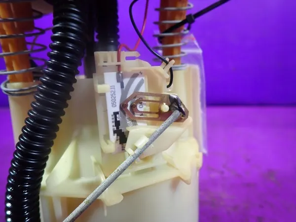 RENAULT MEGANE I 99-03 Brandstofpomp 7700431718 7700431410C image 2