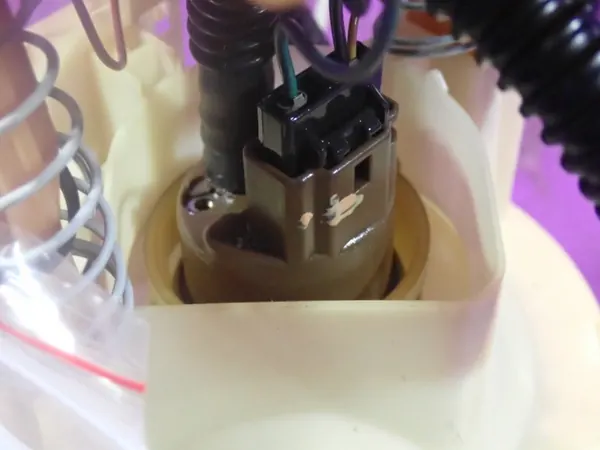 RENAULT MEGANE I 99-03 Brandstofpomp 7700431718 7700431410C image 4