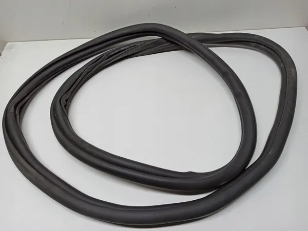 Junta de maletero Porsche Taycan 9J1 OEM 9J1827705 image 2